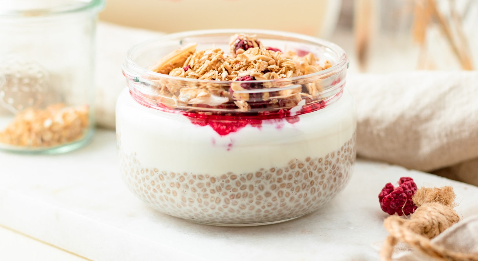 Chia Pudding mit Himbeer-Kokos-Granola