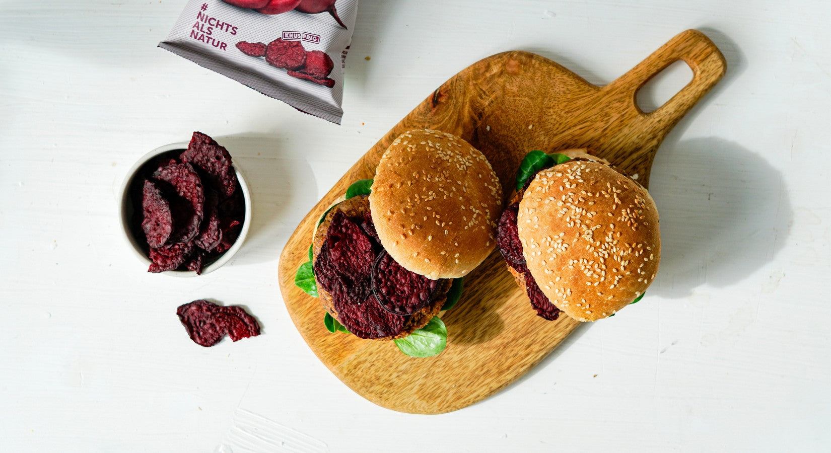 Gesunder Burger mit Kidneybohnen und rote Bete Chips