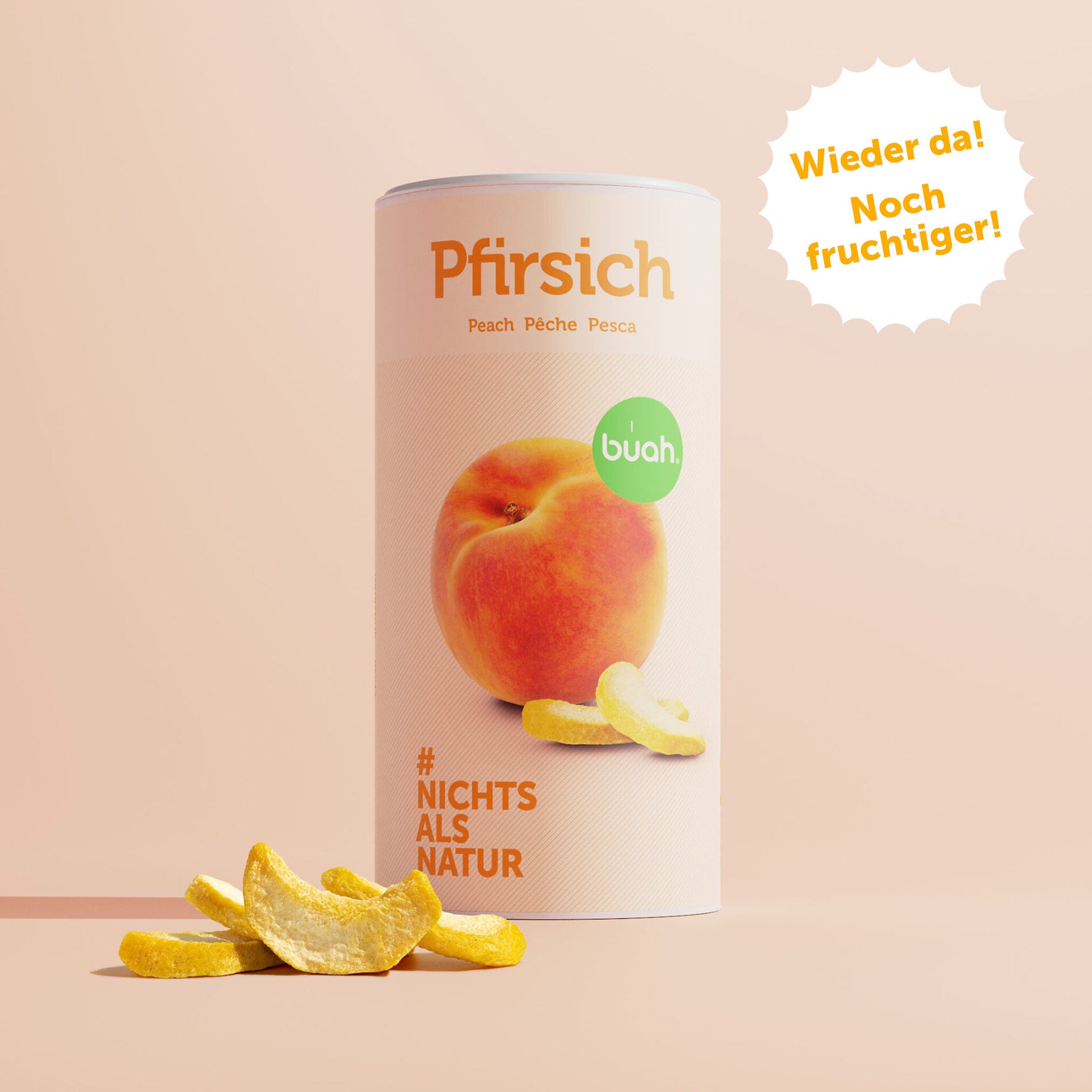 buah Bestseller Pfirsich in einer Zylinder artigen Dose in hellem orange, darauf eine Abbildung eines frischen saftigen Pfirsichs, vor der Dose liegt buah gefriergetrockneter Pfirsich, heller Hintergrund, Badge endlich zurück!