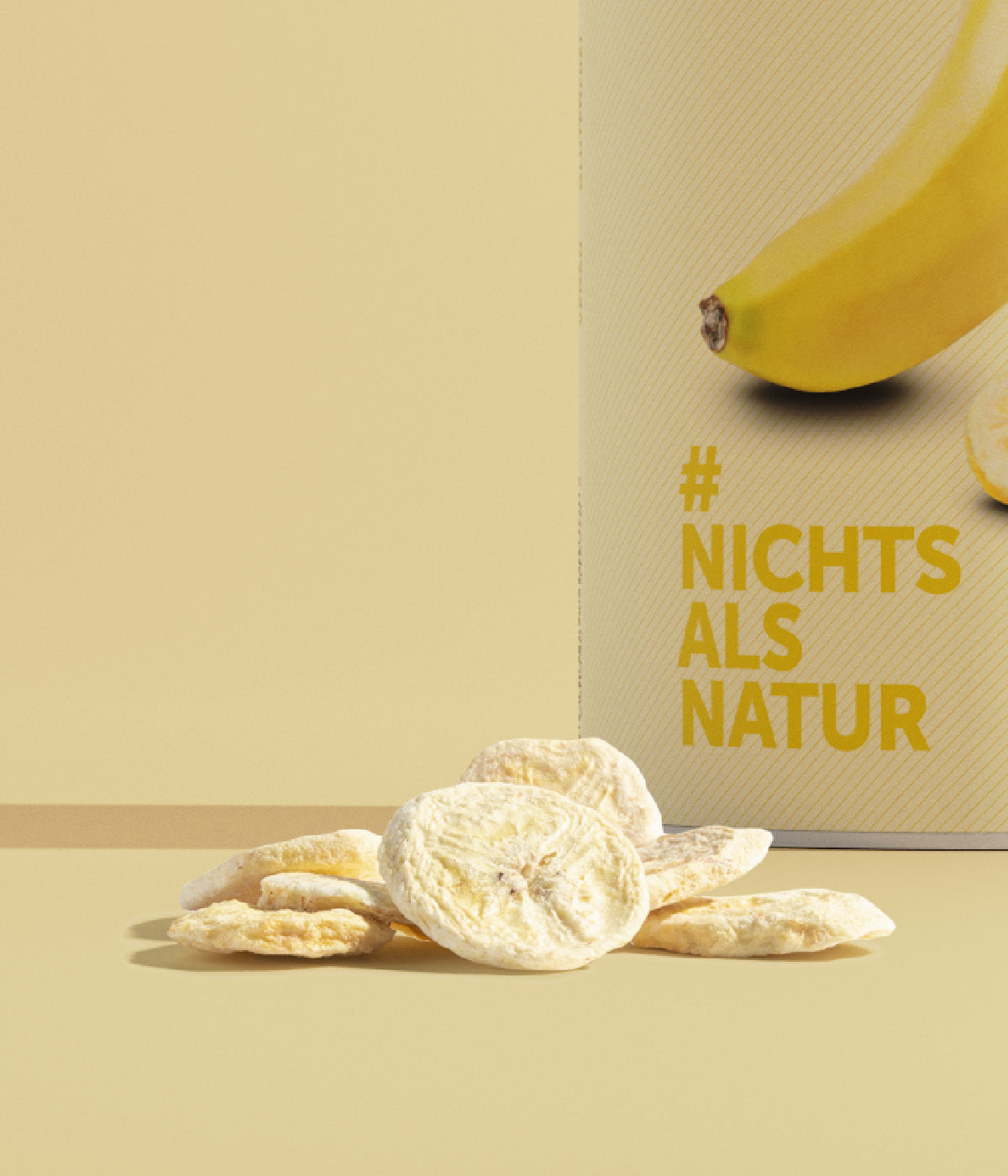 Anhäufung gefriergetrockneter Bananenchips neben einer Dose buah Bananen 