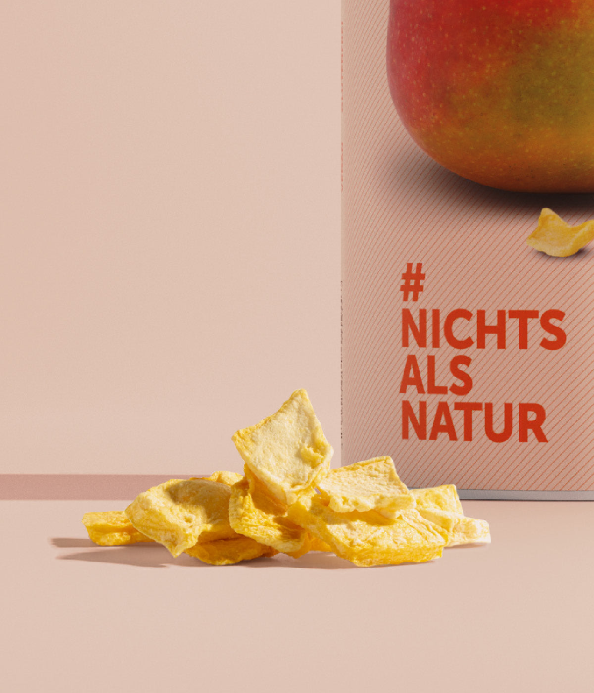 Anhäufung gefriergetrockneter Mango von buah neben einer Dose Mango von buah