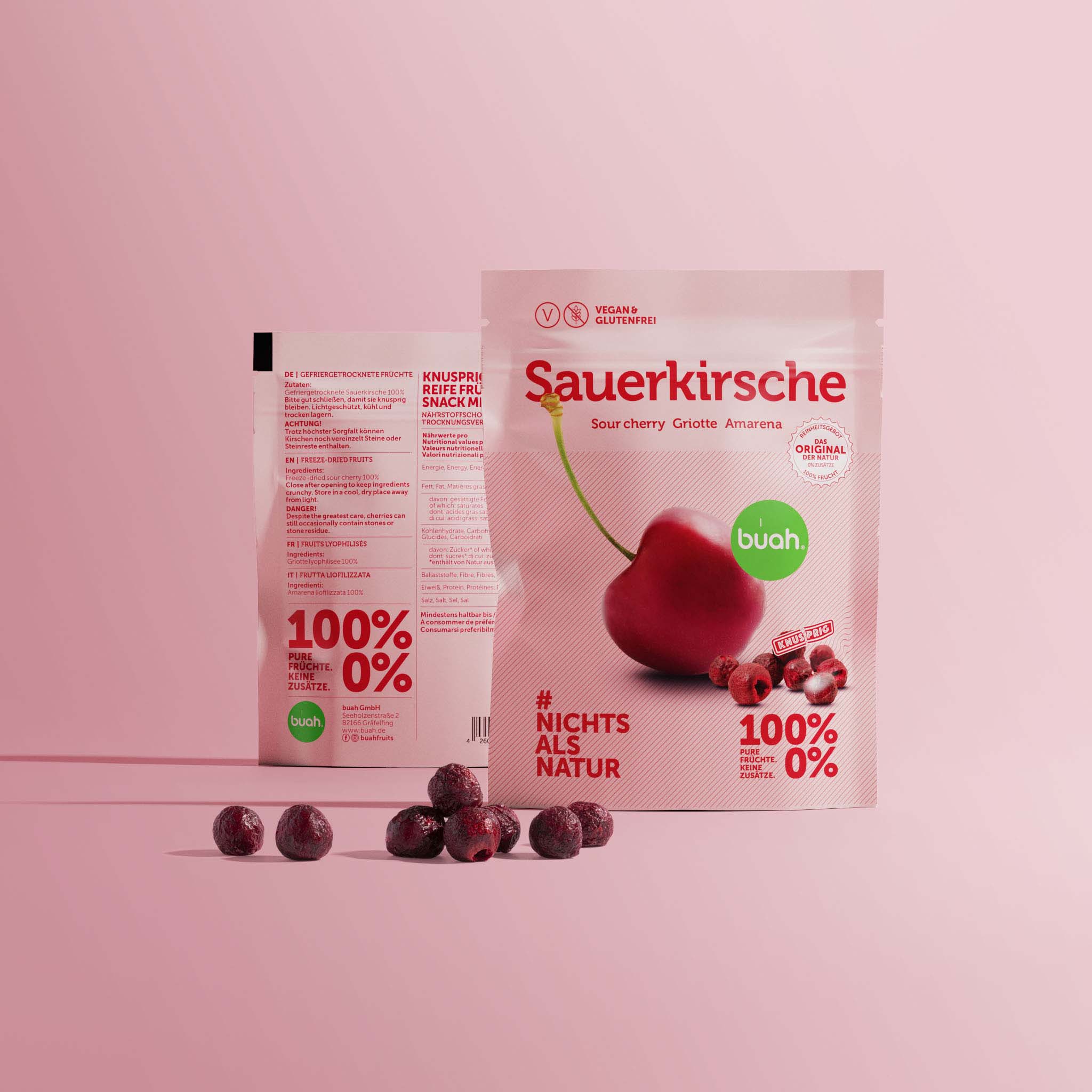 buah Sauerkirschen im Snackpack mit Sauerkirschen vor der Packung liegend