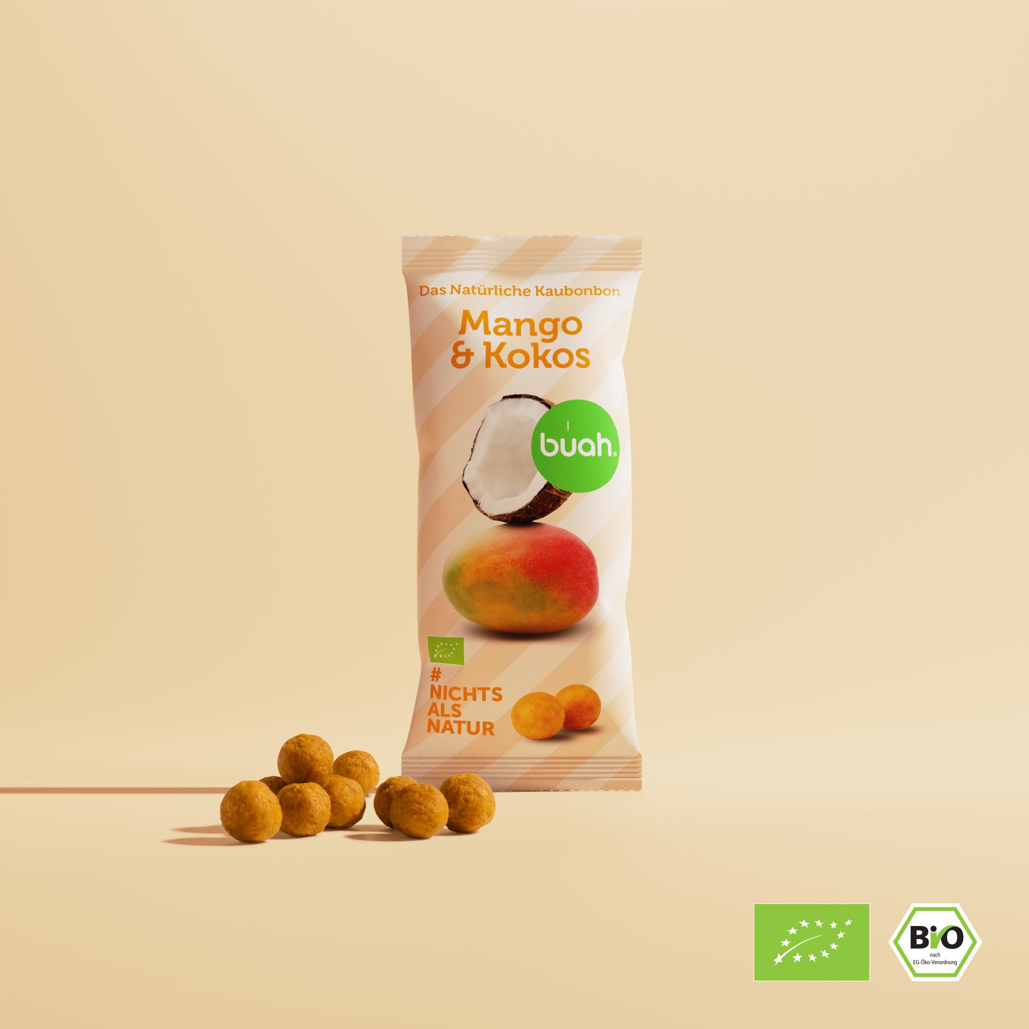 kleine rechteckig TĂĽte buah Mango-Kokos Kaubonbons vor pastell-farbigem Hintergrund