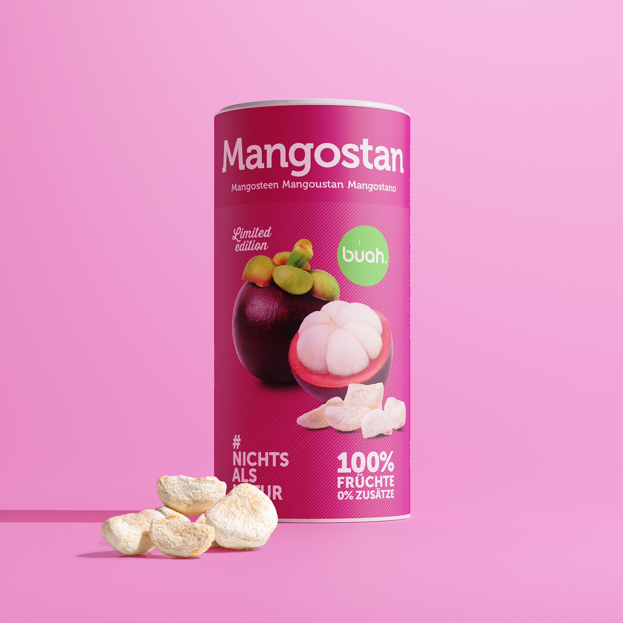Eine pinke Dose buah gefriergetrocknete Mangostan steht im Zentrum vor einem pinken Hintergrund. Davor liegen passend einige knusprige MangostanstĂĽcke.
