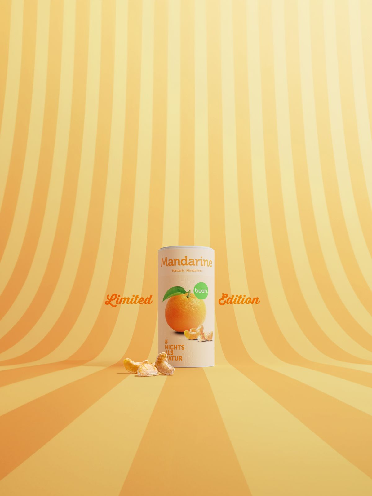 Gelb und Orange gestreifter Hintergrund mit dem Schriftzug 'Limited Edition', davor eine Dose gefriergetrocknete Mandarine von buah in Zylinderform mit dem Abbild einer Mandarine darauf