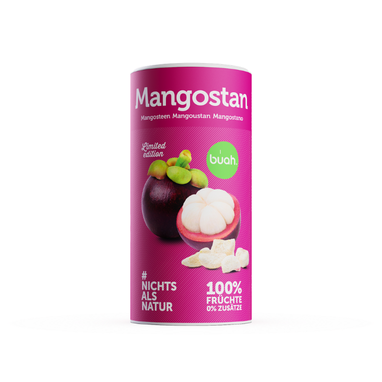 Eine pinke Dose buah gefriergetrocknete Mangostan (Limited Edition) steht freigestellt auf einem rein weiĂźen Hintergrund. Im Vordergrund liegen knusprige Mangostan-StĂĽcke.