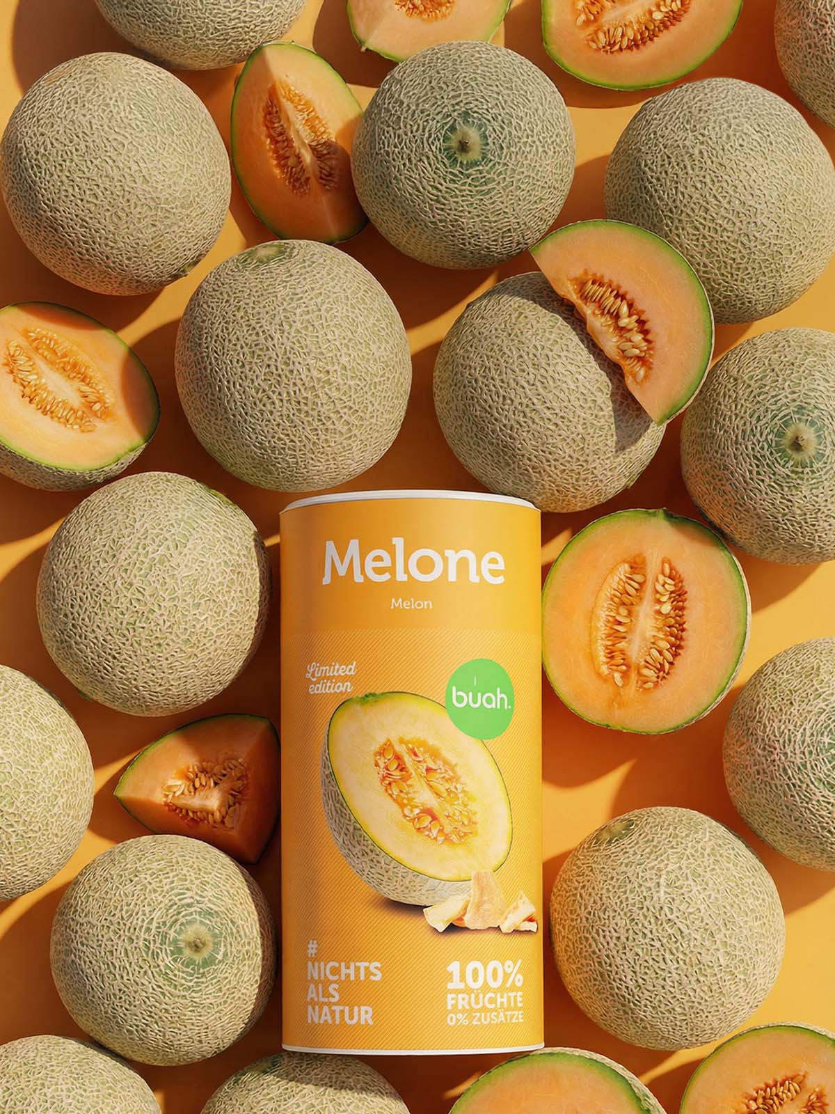 Viele frische Cantaloupe Melonen liegen vor einem orangenen Hintergrund, manche aufgeschnitten. In der Mitte buah Dose gefriergetrocknete Cantaloupe Melone ebenfalls in Orange.