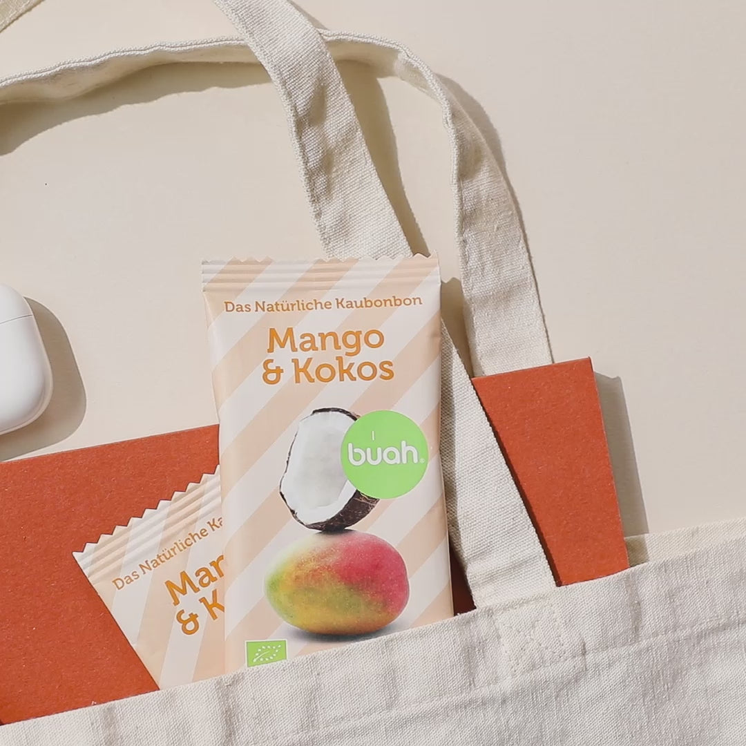 Video einer Hand die in eine TĂĽte Mango-Kokos Kaubonbon von buah hereingreift