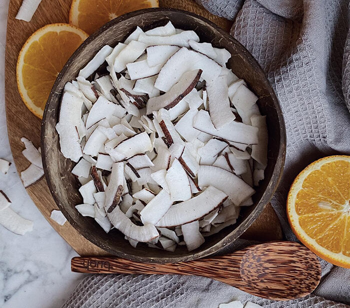 Unsere buah Kokosnuss-Löffel eignen sich optimal für unsere Kokosnussschale.