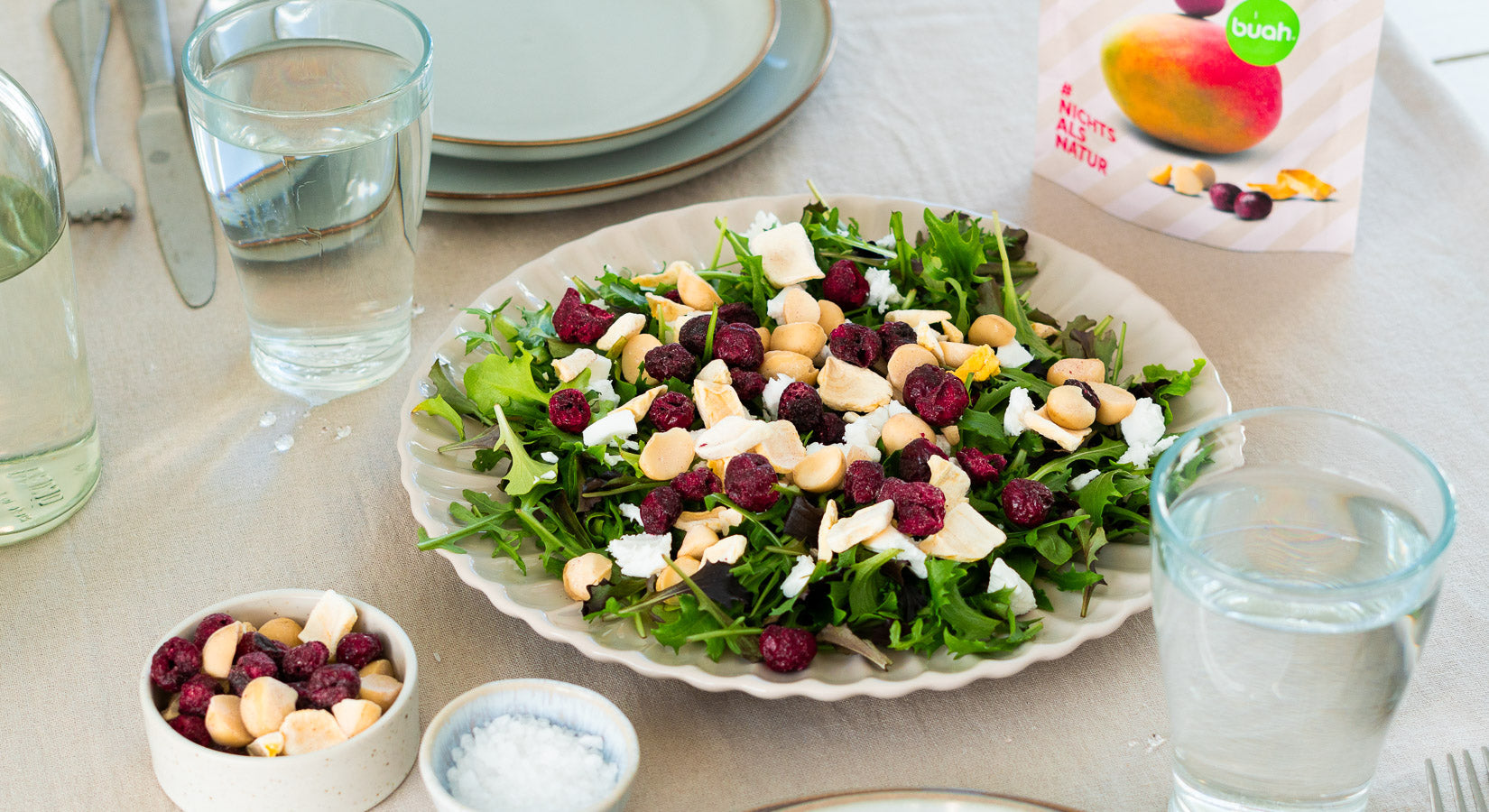 Salat mit Feta und Frucht & Nuss Sauerkirsche, Mango & Macadamia