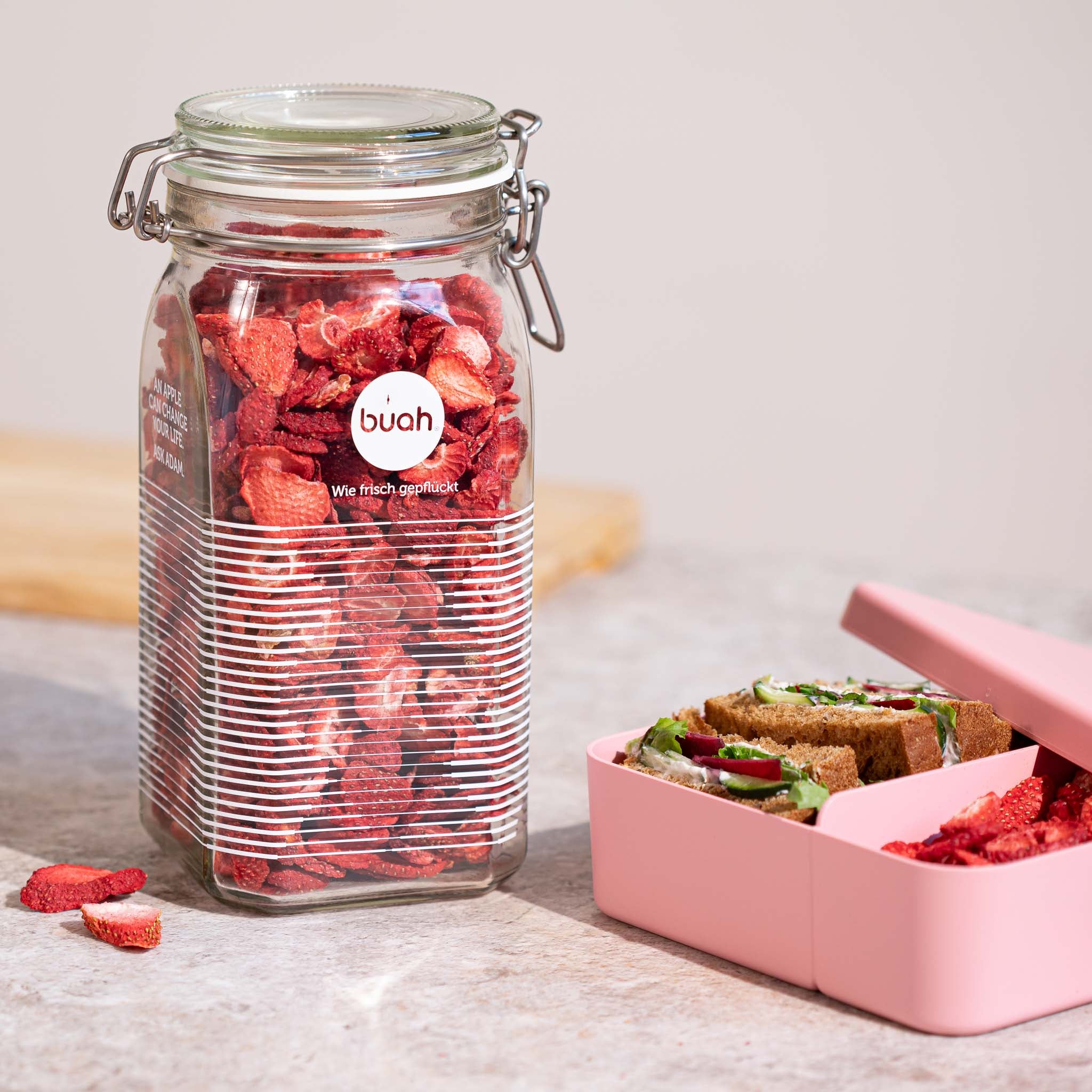 Nachfuellglas aus Glas von buah mit weißen Streifen und gefüllt mit buah Erdbeeren