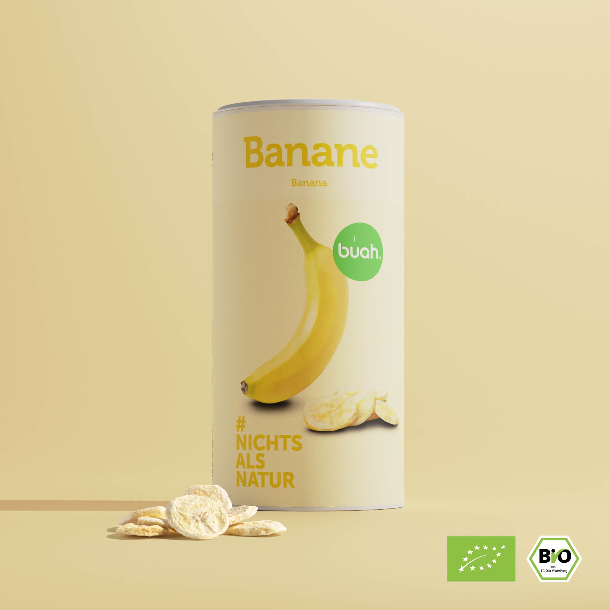 buah grosse Dose Banane mit wenigen gefriergetrockneten Bananenchips vor der Dose