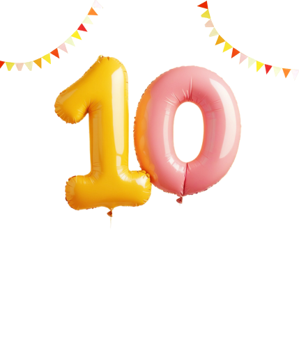 Luftballons die eine 10 zeigen und zwei bunte Girlanden im Hintergrund 