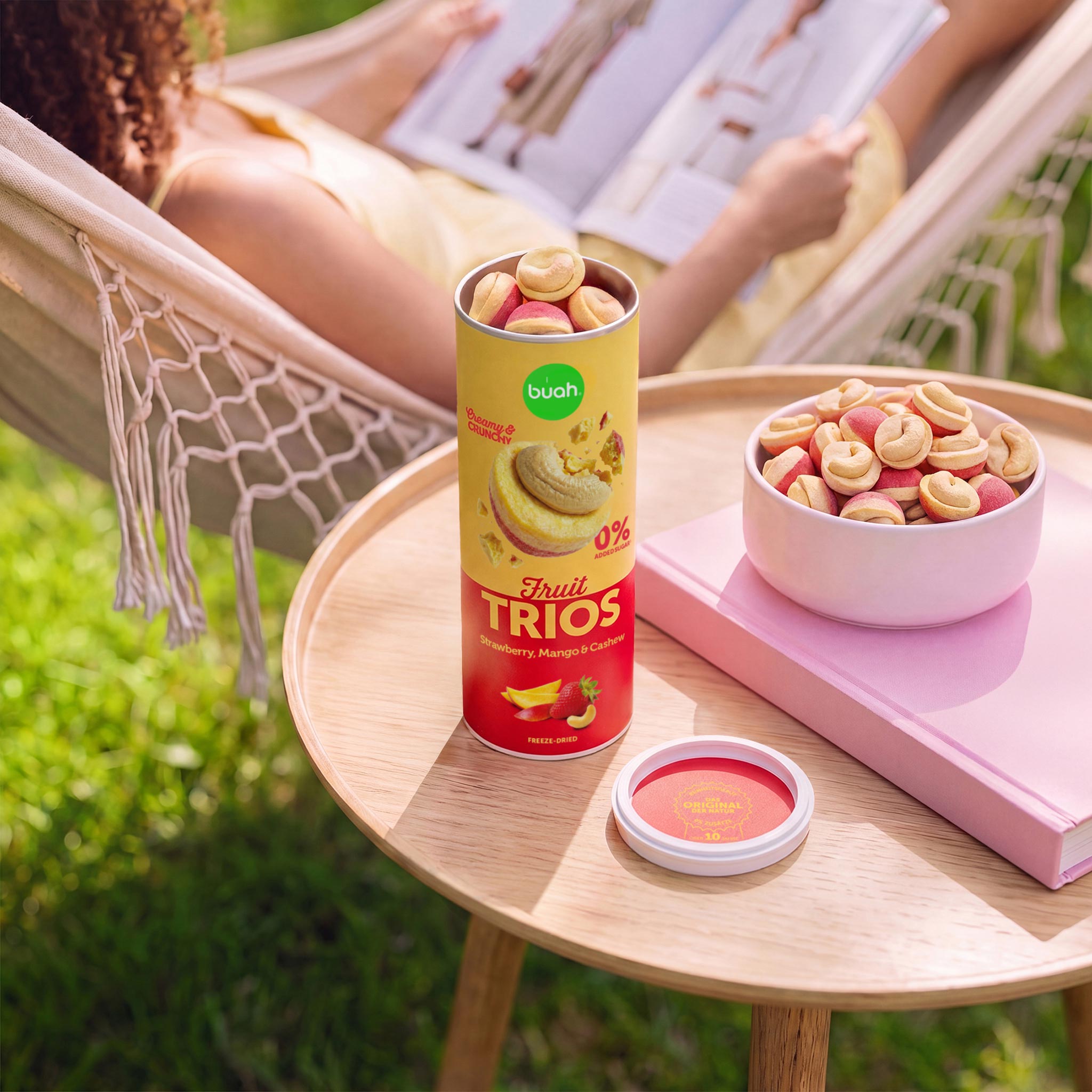 Neue Buah Trios Erdbeere, Mango & Cashew – Trios zum snacken im Garten neben einer Hängematte
