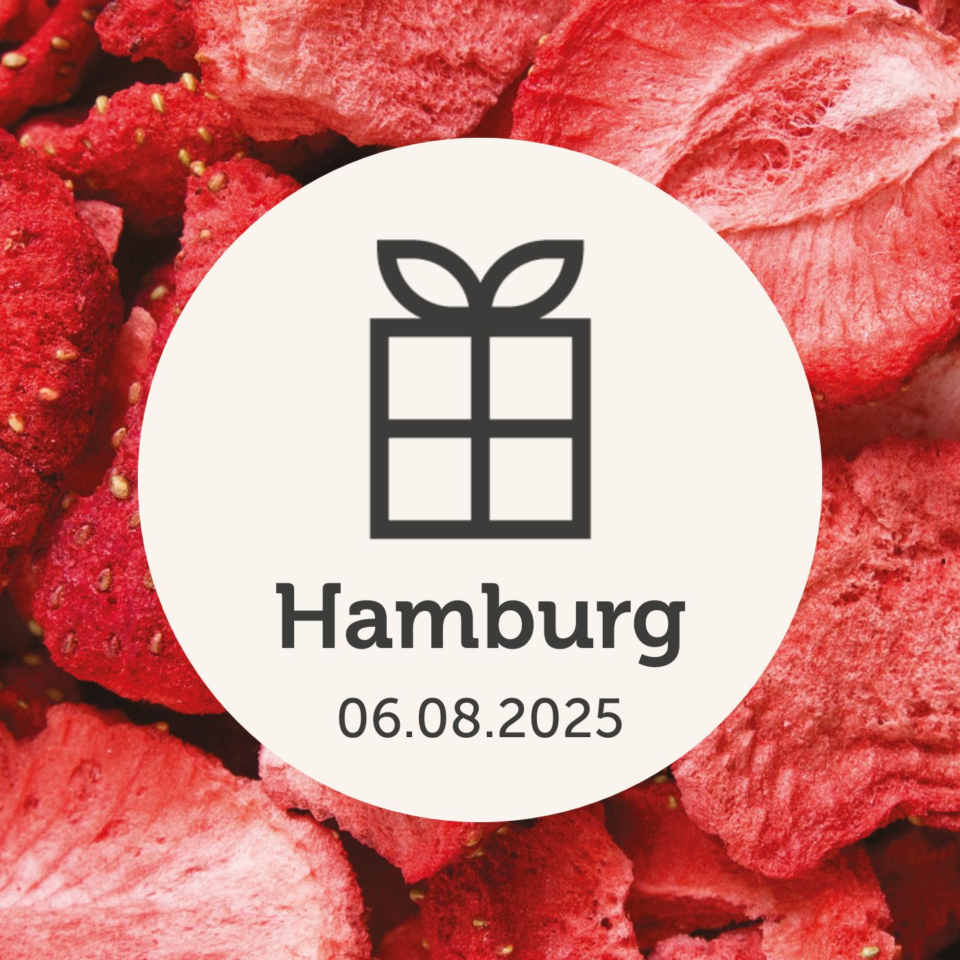 Hintergrund aus buah gefriergetrockneter Erdbeere mit Geschenk Logo und Hamburg Schriftzug