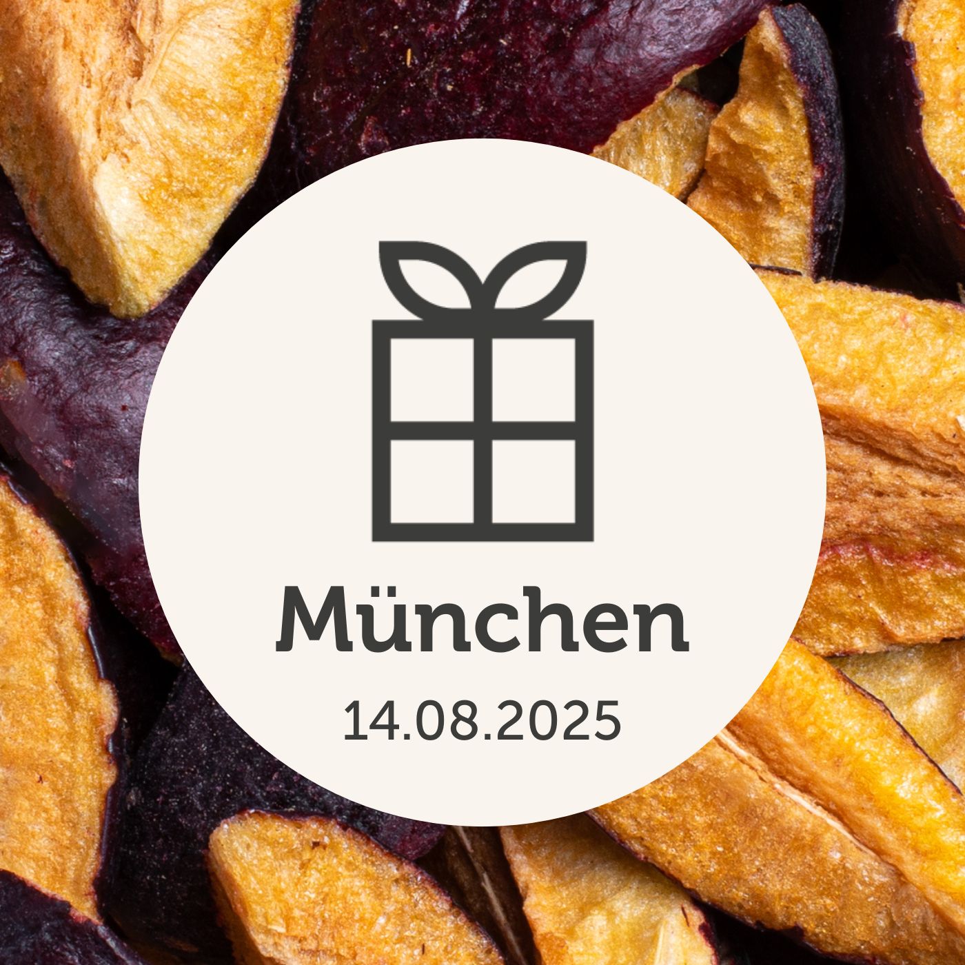 Hintergrund aus buah gefriergetrockneter Pflaume mit Geschenk Logo und München Schriftzug