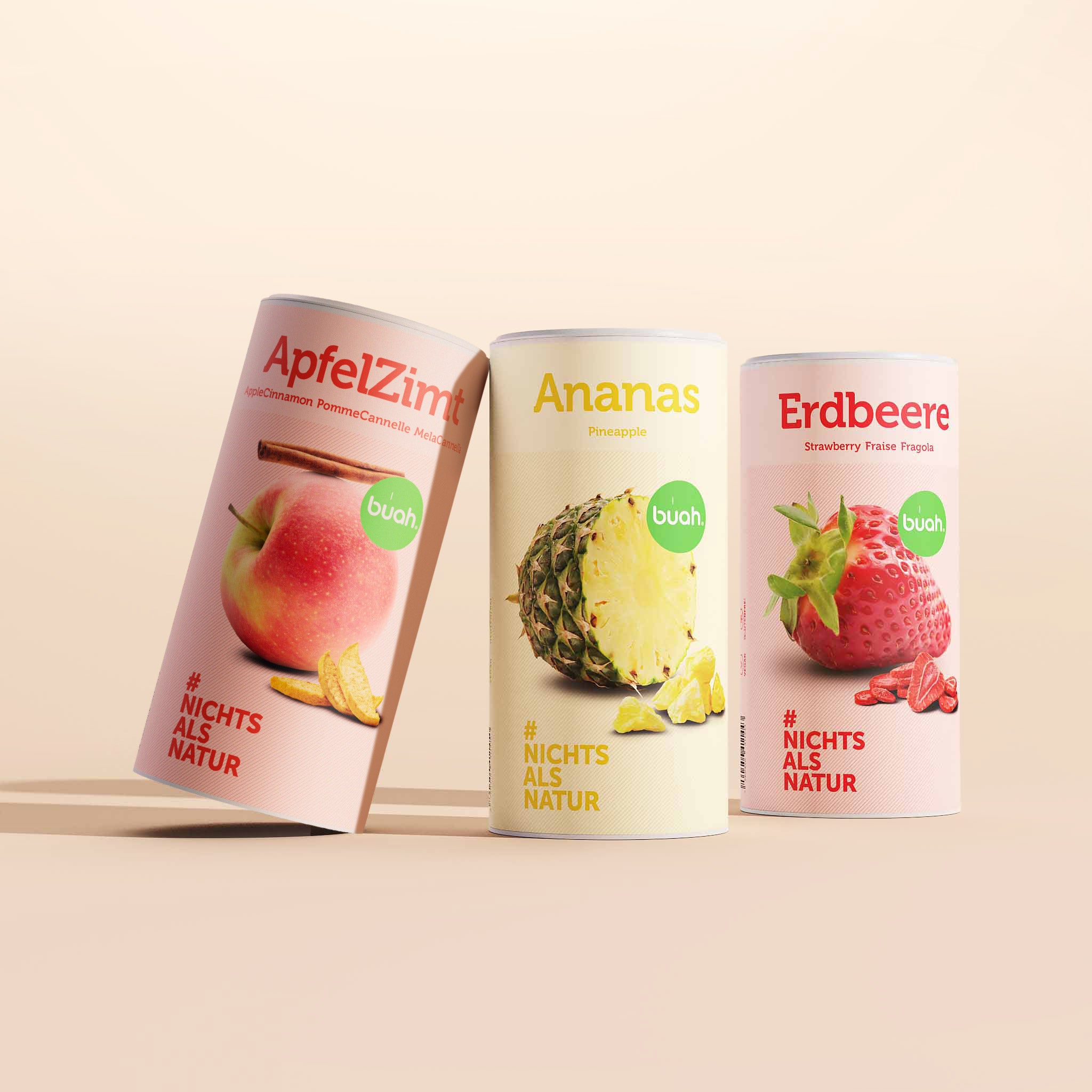 buah Friends Bestsnacker Set. Drei große Dosen buah gefriergetrocknete Früchte in den Sorten Apfel-Zimt, Ananas und Erdbeere stehen nebeneinander vor einem beigefarbenen Hintergrund. Die linke Dose mit der Sorte ApfelZimt ist leicht schräg gekippt. 