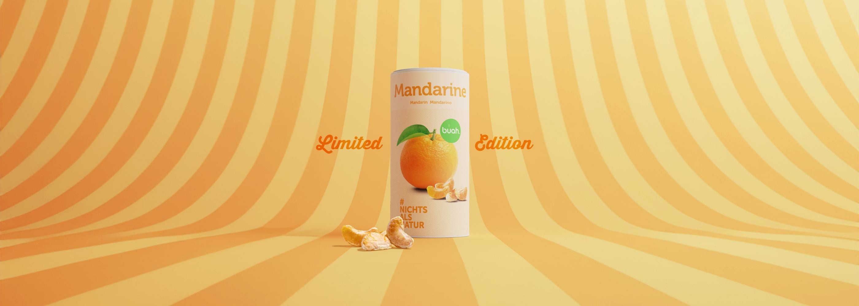 Gelb und Orange gestreifter Hintergrund mit dem Schriftzug 'Limited Edition', davor eine Dose gefriergetrocknete Mandarine von buah in Zylinderform mit dem Abbild einer Mandarine darauf 