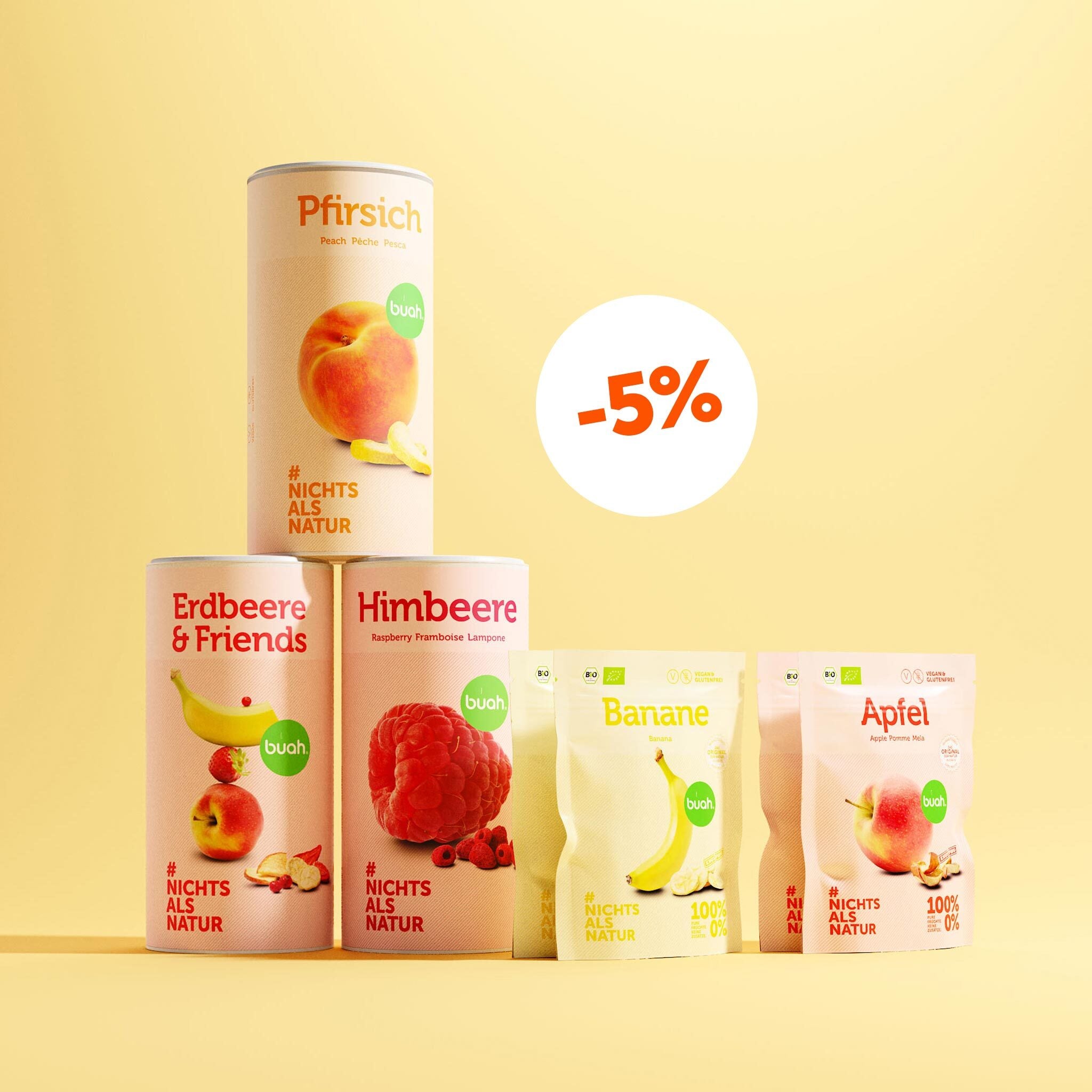 buah Dose Pfirsich steht gestapelt auf einer Dose Erdbeere & Friends und Himbeere, daneben Snackpack Banane und Apfel vor gelbem Hintergrund mit 5% Rabatt Badge