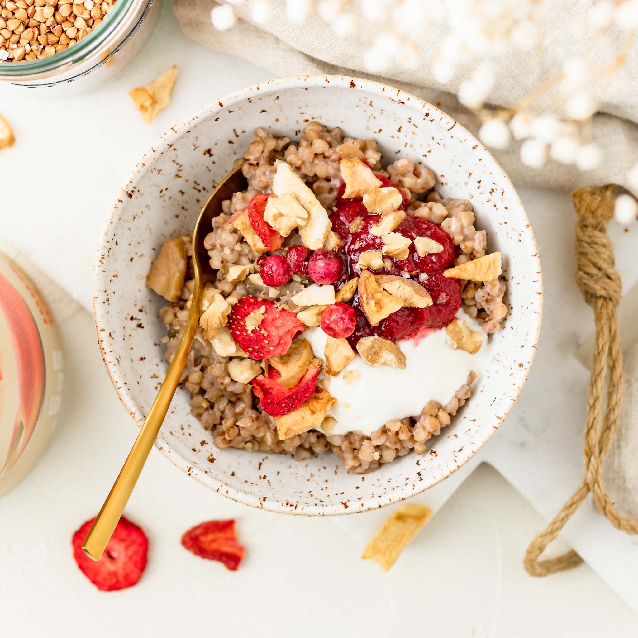 Buchweizen Porridge mit buah Erdbeere & Friends getoppt in einer Schale angerichtet 