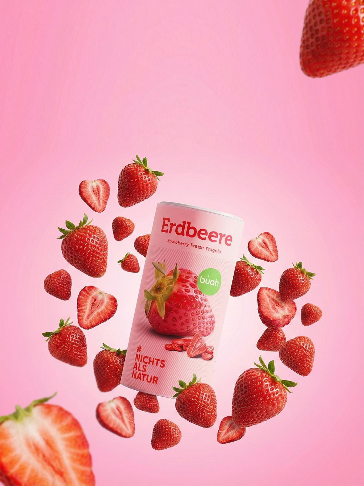 buah Dose Erdbeere schwebend vor rosa Hintergrund, um die Dose schweben viele frische, rote Erdbeere und halbierte Erdbeeren