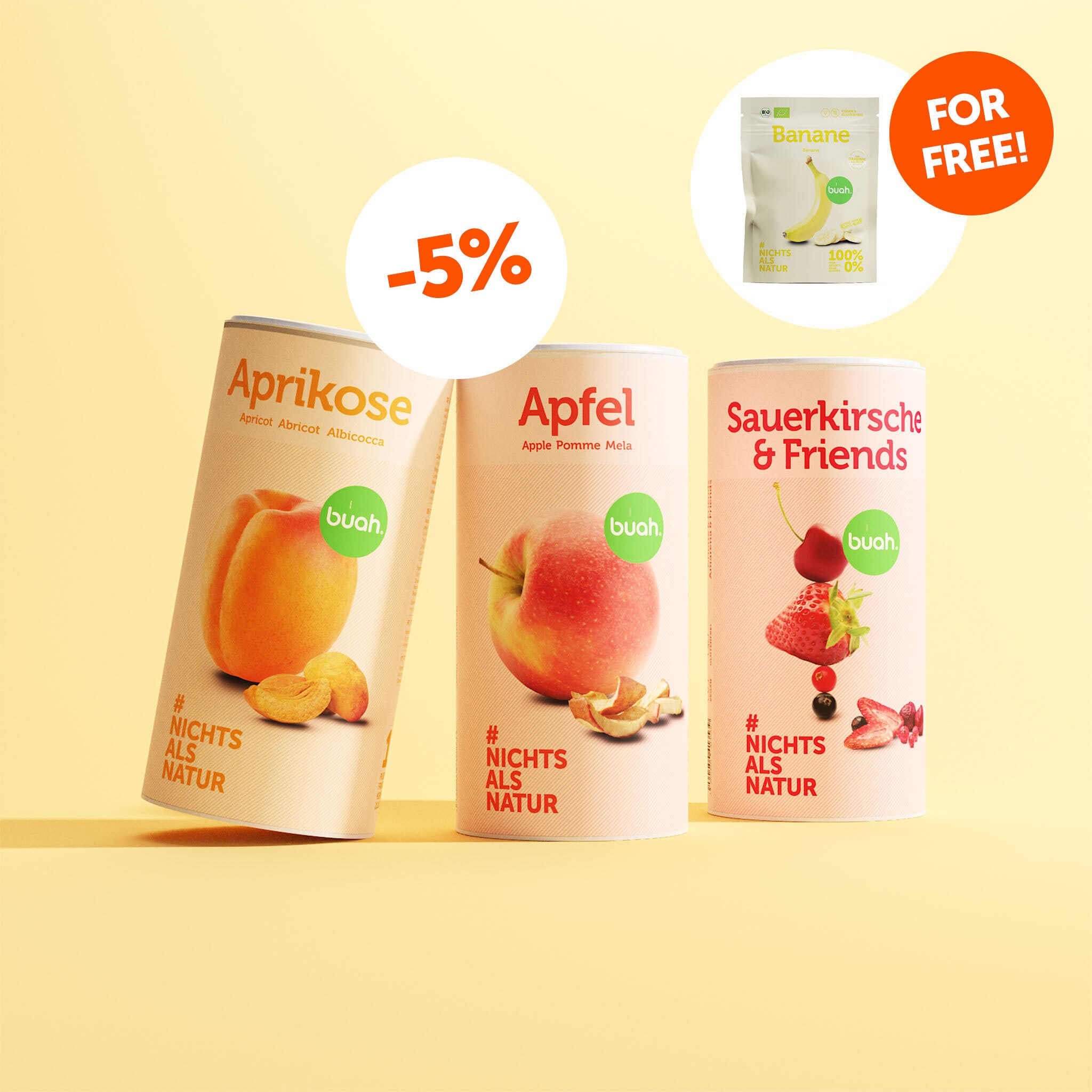 buah Dose Aprikose angelehnt an eine Dose buah Apfel und Sauerkirsche & Friends vor gelbem Hintergrund, Badge Banane Snackpack For Free