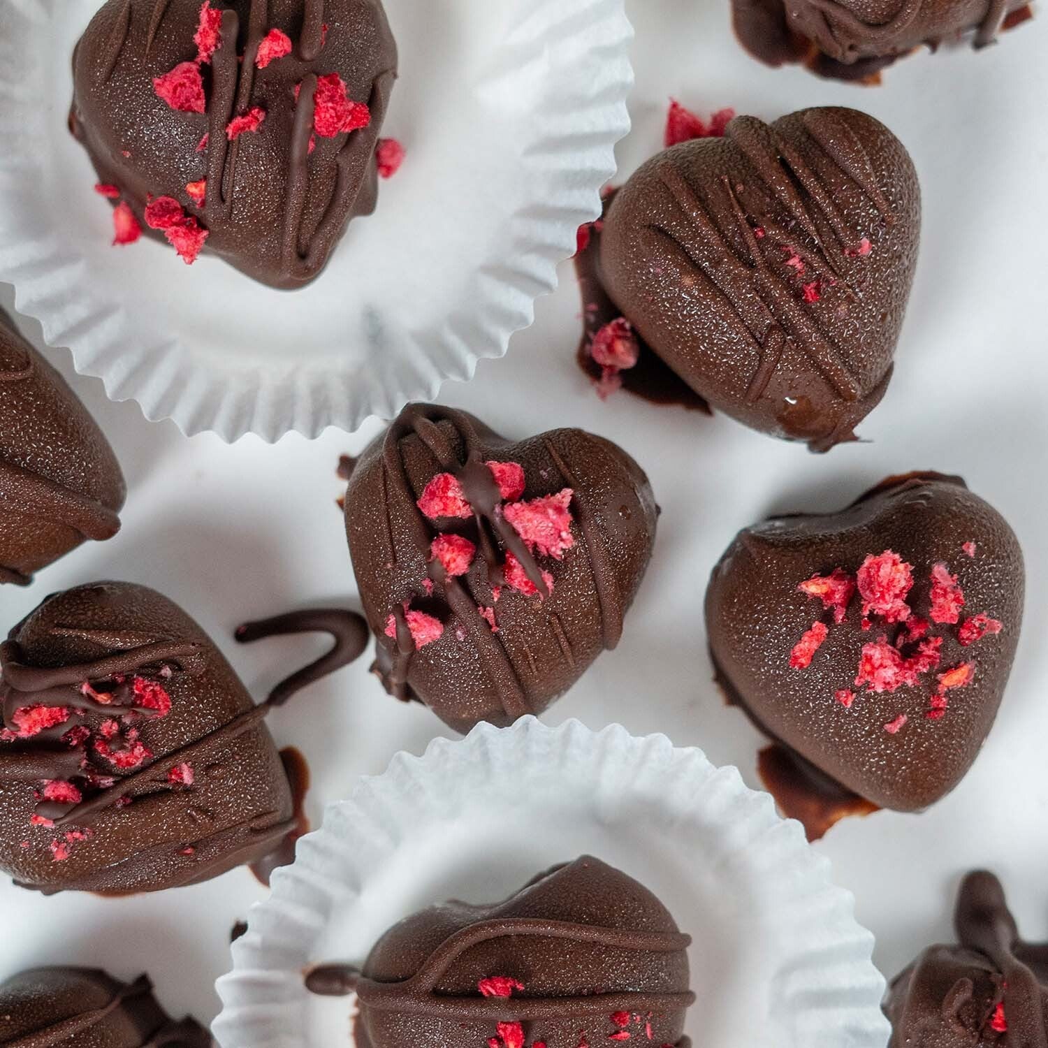 Selbstgemachte Herz Pralinen mit buah  gefriergetrockneten Fruechten als Valentinstag Geschenk