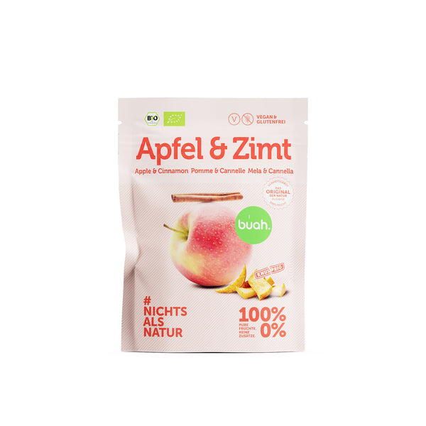 Ein kleiner Beutel buah gefriergetrocknete Früchte der Sorte Apfel & Zimt steht freigestellt auf einem weißen Hintergrund. 